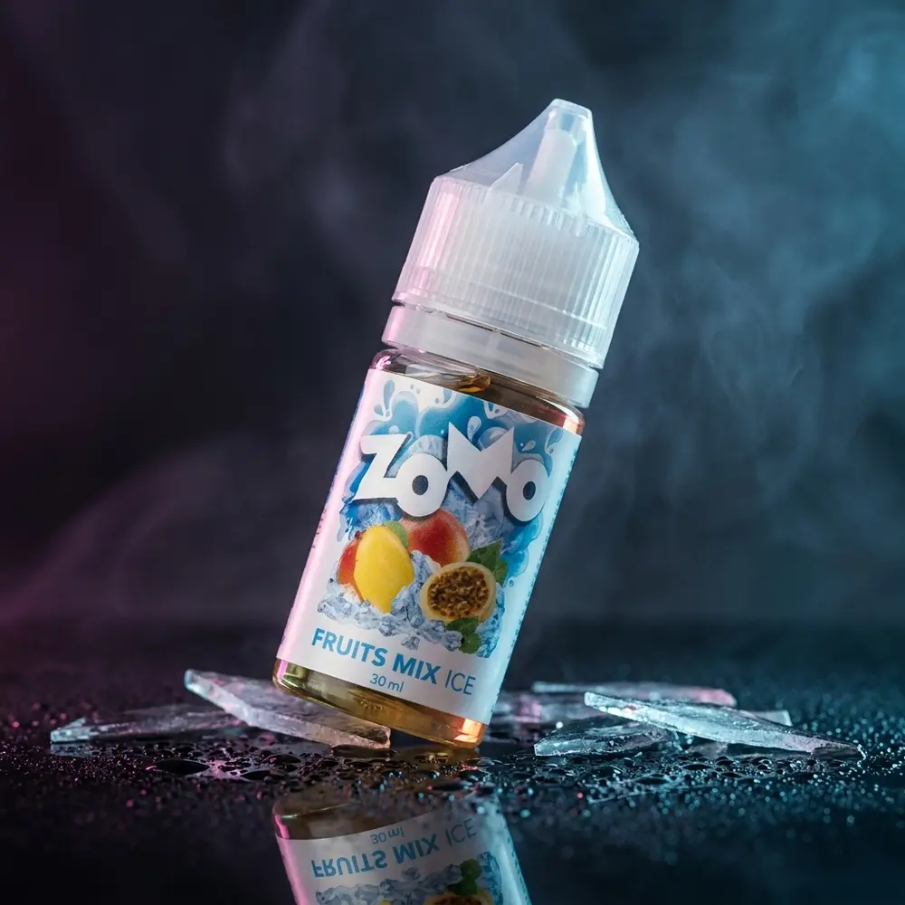 Frasco Líquido Zomo Salt Fruit Mix Ice inclinado em acrílico com condensação, iluminação azul e magenta. - Vapor Gringo