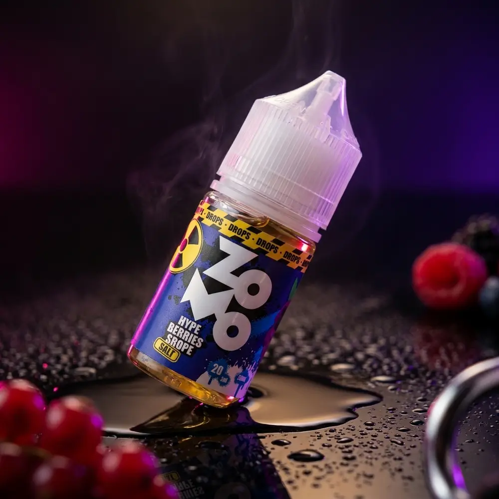 Garrafa do Líquido Zomo Salt Hype Berries Drops sobre acrílico molhado com iluminação roxa e reflexos luxuosos - Vapor Gringo