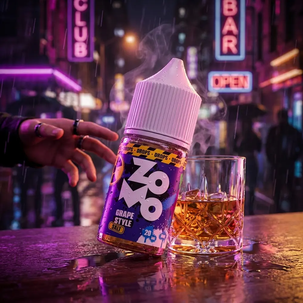 Garrafa do Líquido Zomo Salt Hype Berries Drops num balcão de bar neon urbano, reflexos molhados e pessoas desfocadas - Vapor Gringo