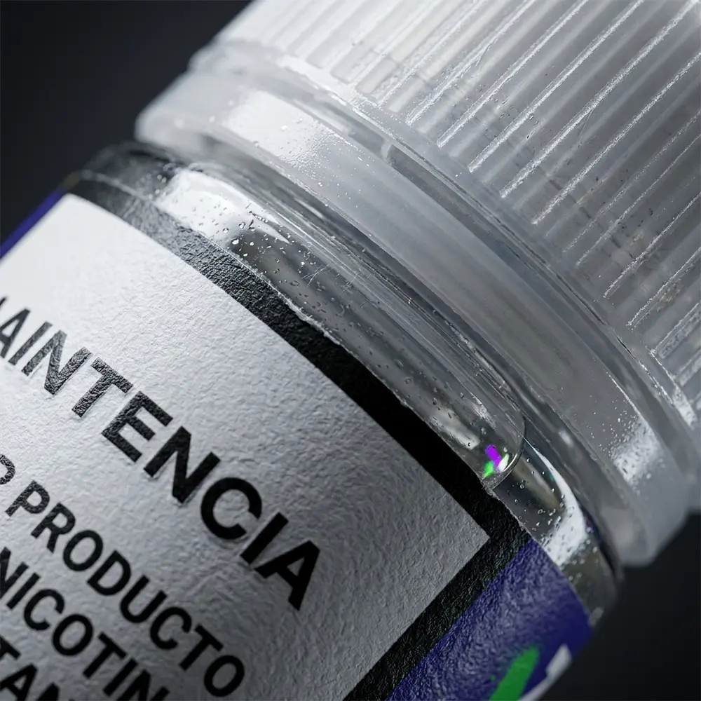 Detalhe do rótulo e bico do Líquido Zomo Salt Hype Berries Drops com gotas de condensação e texturas do plástico - Vapor Gringo