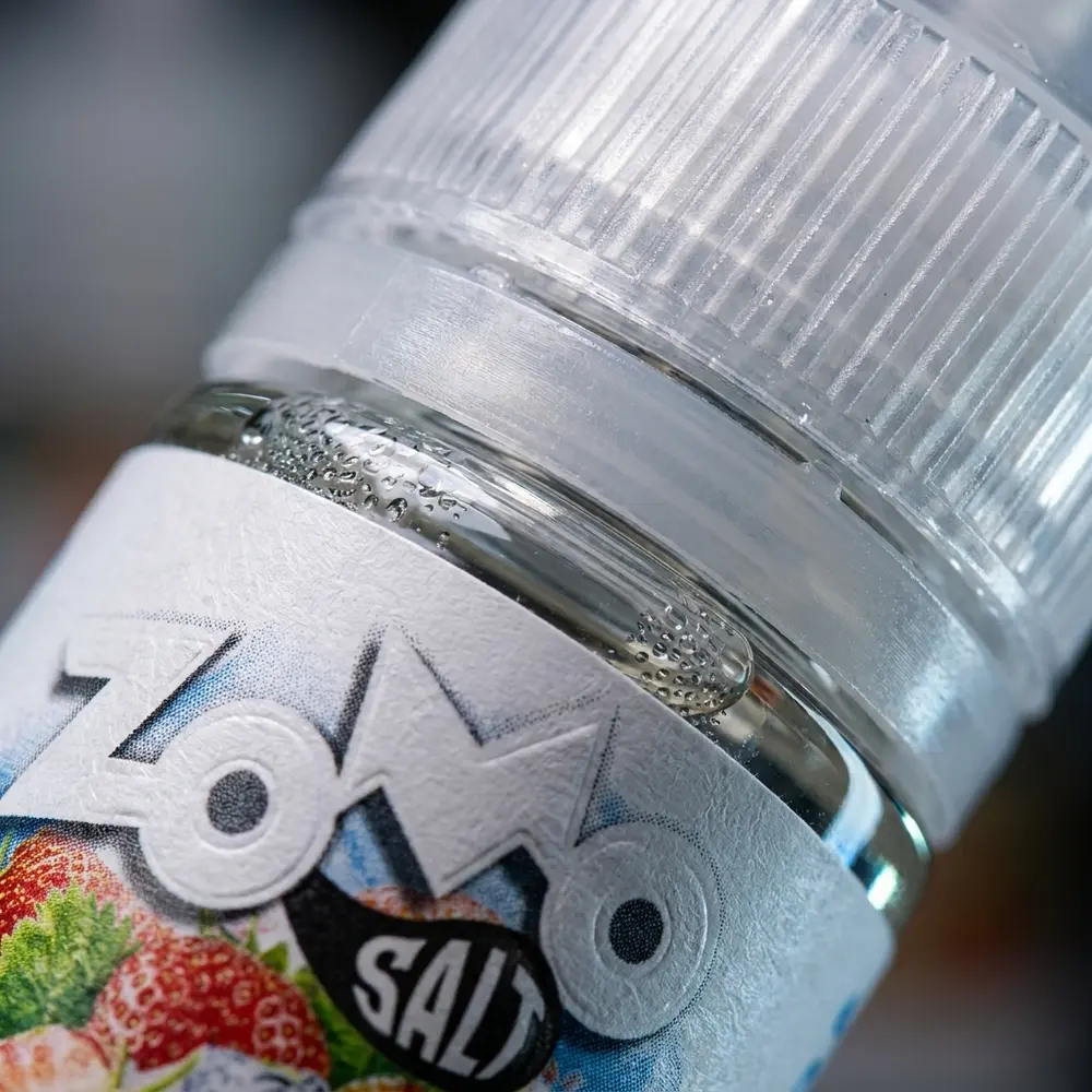 Macro do rótulo do Líquido Zomo Salt Strawberry Ice com gotas de condensação e textura da impressão - Vapor Gringo