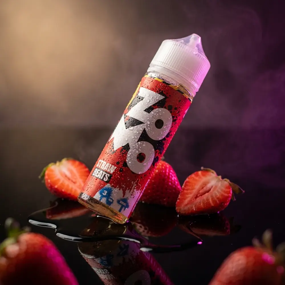 Garrafa Líquido Zomo Straw Beats Drops 60ml sobre acrílico preto com morangos e iluminação dramática - Vapor Gringo
