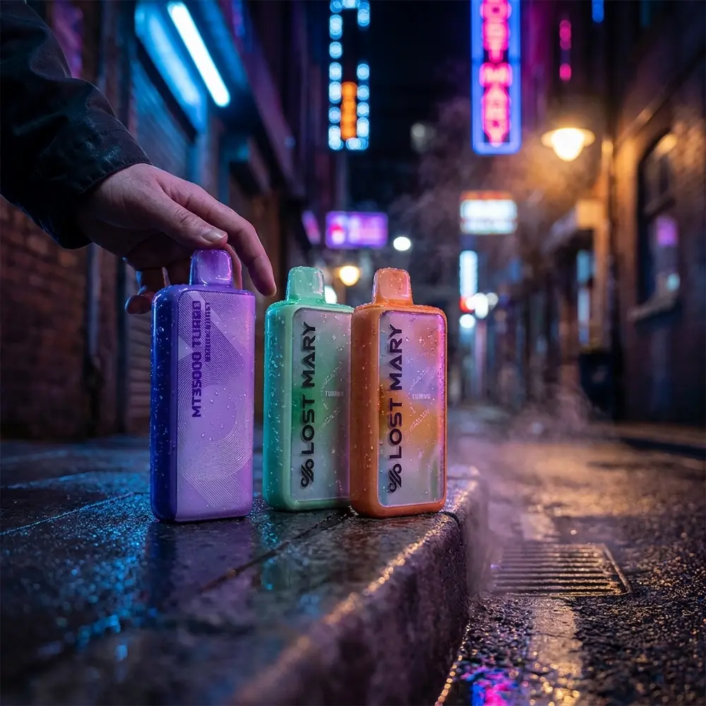 Lost Mary MT35K Turbo apoiado em muro urbano molhado com reflexos neon azuis e bokeh ao fundo - Vapor Gringo