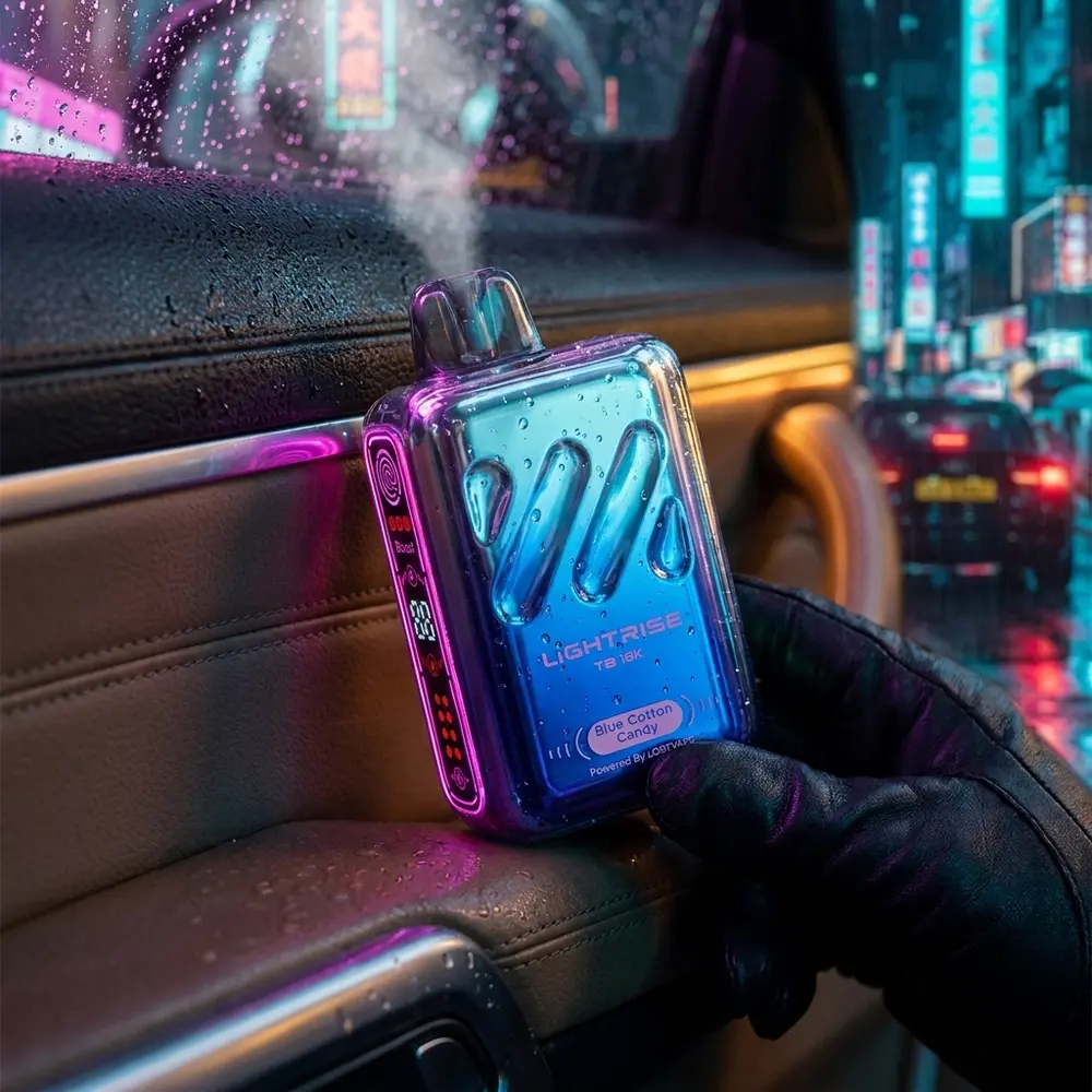 Pod Lost Vape Light Rise 18.000 puffs apoiado em couro molhado num cenário urbano neon com reflexos e mão segurando parcialmente - Vapor Gringo