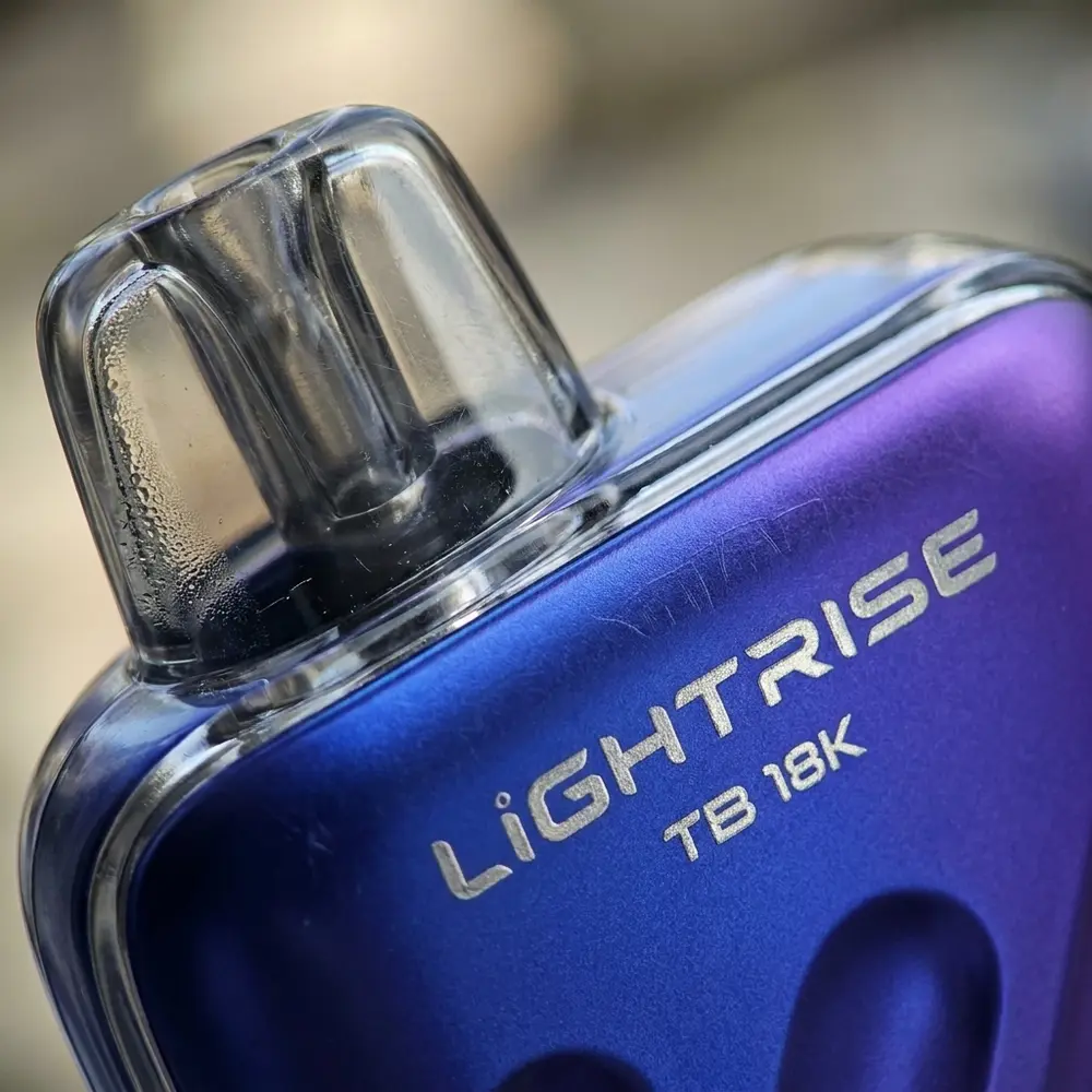 Close-up macro do bocal e logotipo do Lost Vape Light Rise 18.000 puffs com goticulas e microtexturas visíveis - Vapor Gringo
