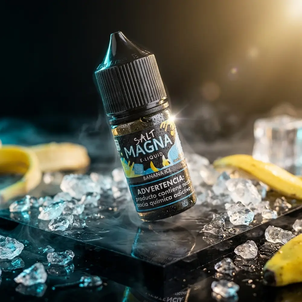 Garrafa Magna e-Liquid Salt Banana Ice 30ml inclinada sobre acrilico preto molhado com gelo e reflexos neon - Vapor Gringo