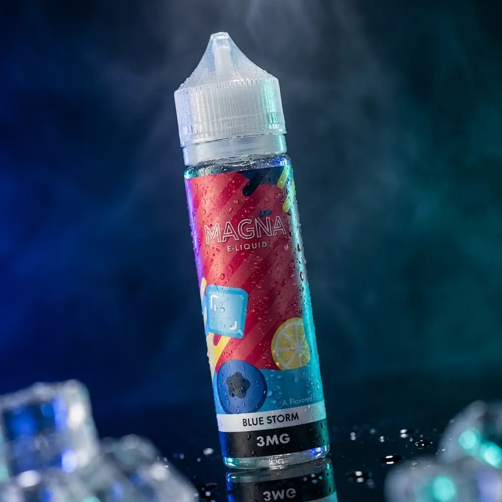 Garrafa Liquido Magna Blue Storm Ice em estúdio escuro com condensação, reflexos frios e destaque do rótulo - Vapor Gringo