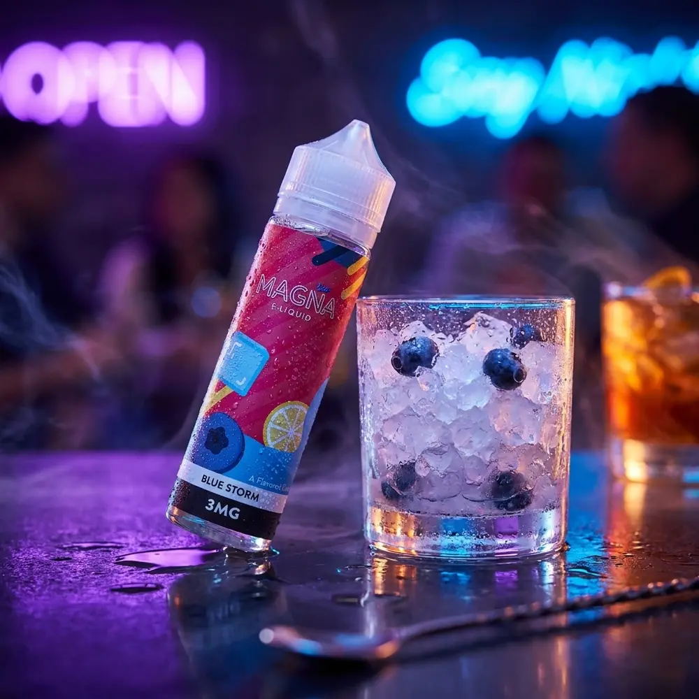 Garrafa Liquido Magna Blue Storm Ice num balcão urbano neon, reflexos molhados, copo com gelo e luzes desfocadas - Vapor Gringo