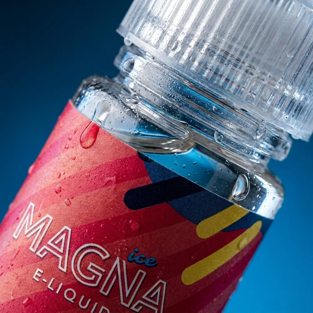 Close-up do rótulo Liquido Magna Blue Storm Ice com gotas de condensação, textura do vidro e detalhe do bocal - Vapor Gringo