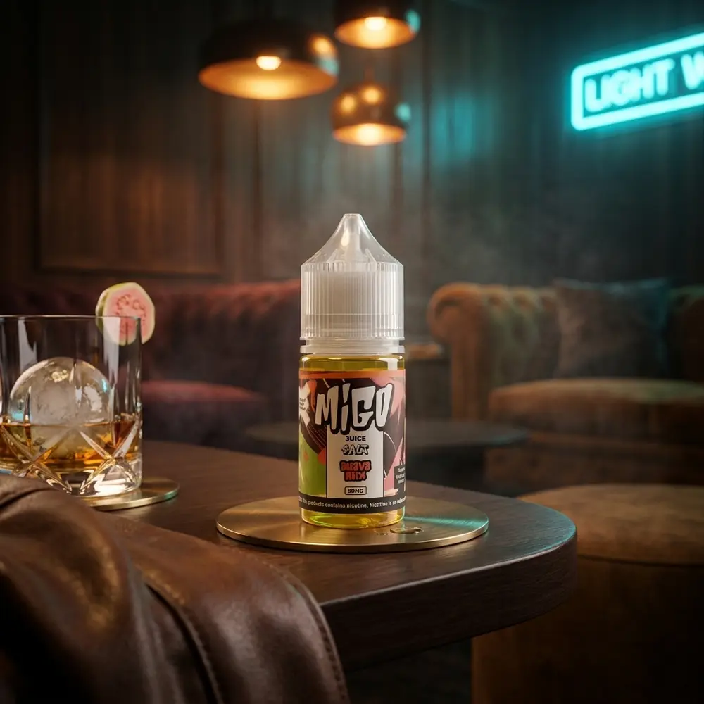Garrafa Migo Salt Guava Mix em mesa de lounge luxuosa com copo de drink e luzes quentes - Vapor Gringo