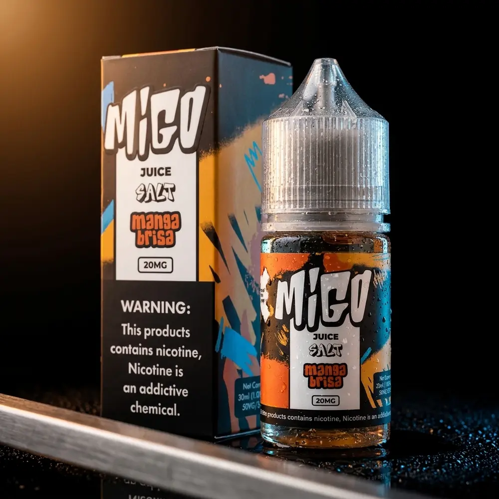 Frasco Migo Salt Mangabrisa 30ml inclinado sobre acrílico preto molhado com luz dramática e condensação - Vapor Gringo