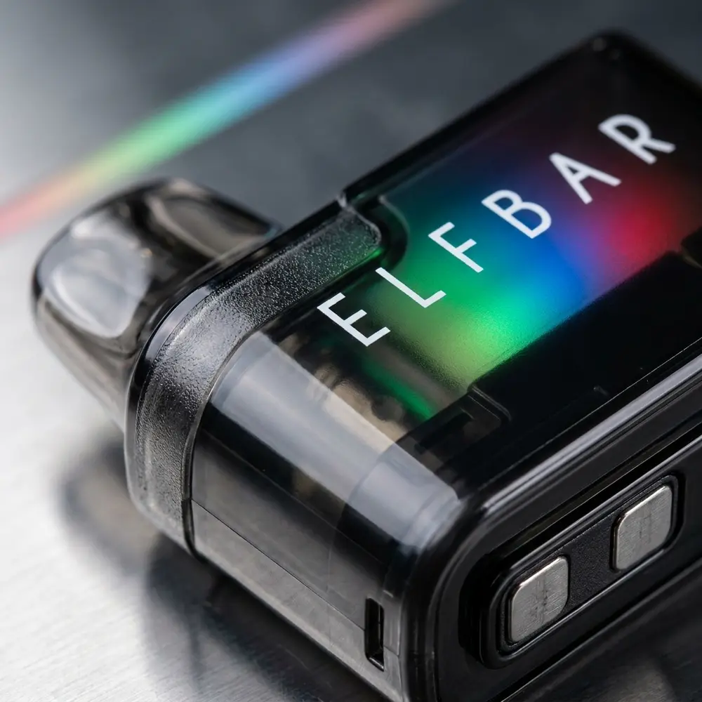 Detalhe macro do Mod Device Lowit mostrando translucidez, conector magnetico e indicador de bateria colorido - Vapor Gringo