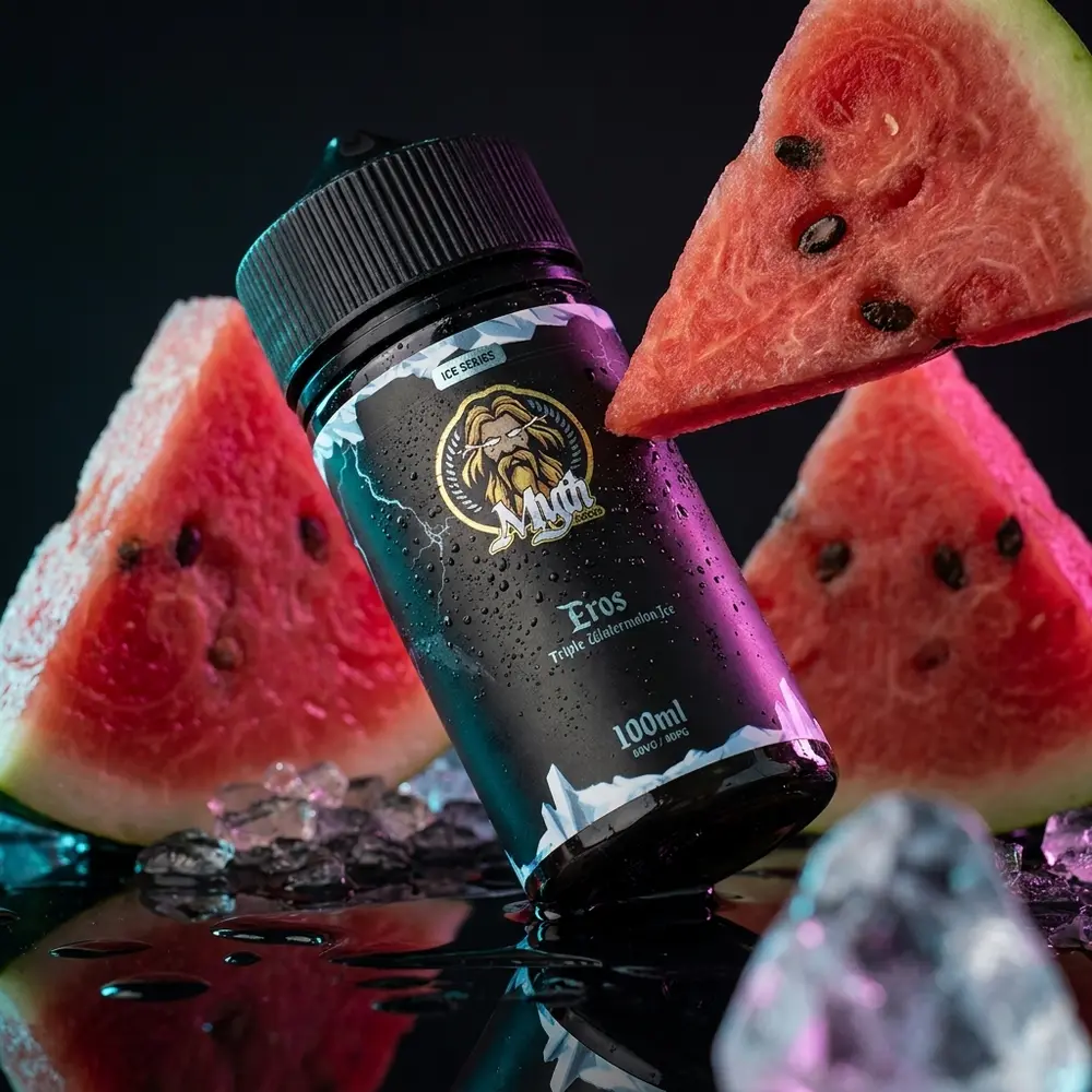 Garrafa Myth Eros Triple Watermelon Ice 100ml inclinada sobre acrilico com gelo e fatias de melancia, iluminaçao azul-magenta - Vapor Gringo