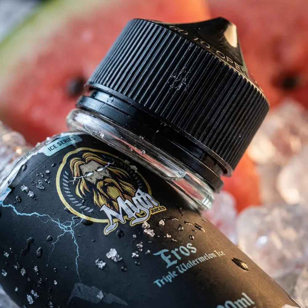 Close-up do rótulo e bico do Myth Eros 100ml com gotas de condensação, reflexos e textura do rótulo - Vapor Gringo