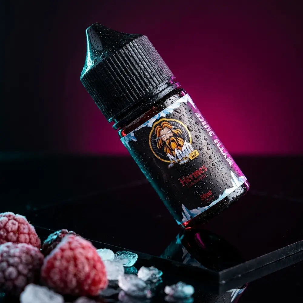 Garrafa Myth Salt Hermes Lush Berry Ice 30ml em estúdio inclinada sobre acrílico preto com bagas geladas e condensação - Vapor Gringo