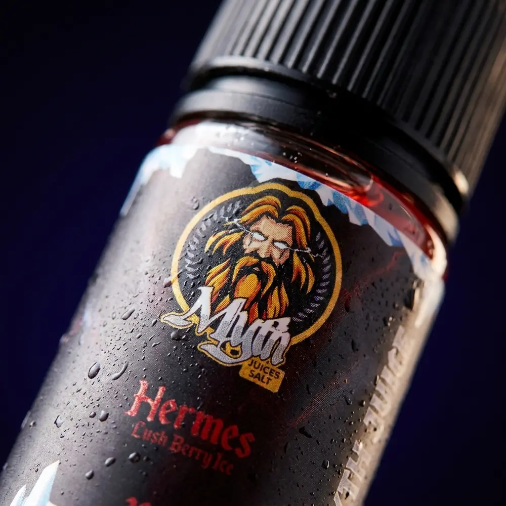 Detalhe do rótulo e bico da garrafa Myth Salt Hermes Lush Berry Ice com gotas de condensação e textura do rótulo - Vapor Gringo