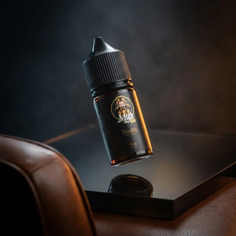 Frasco Myth Salt Tanatos Pure Tobacco em estúdio escuro sobre acrílico com iluminação âmbar e reflexos - Vapor Gringo