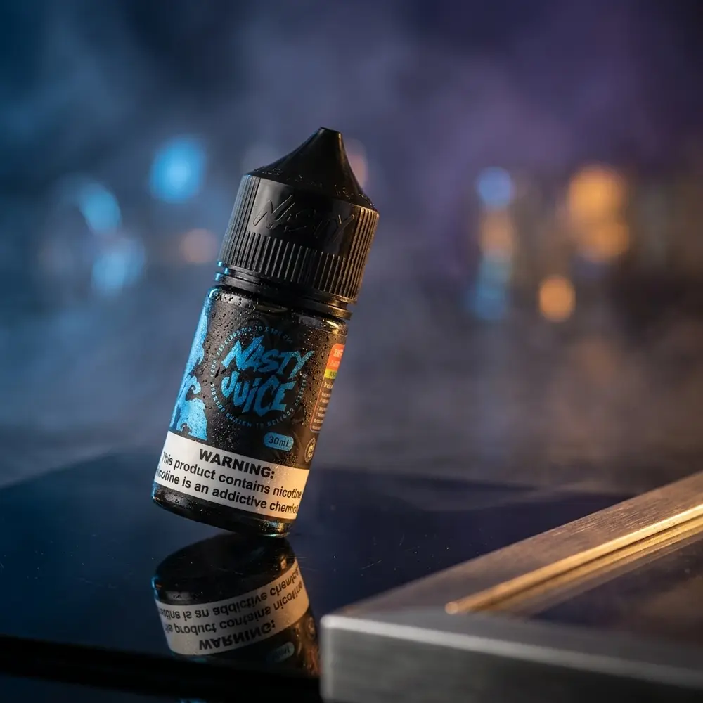 Garrafa Nasty Juice Salt Blueberry sobre acrilico preto brilhante, iluminacao azul-violeta e reflexos dramáticos - Vapor Gringo