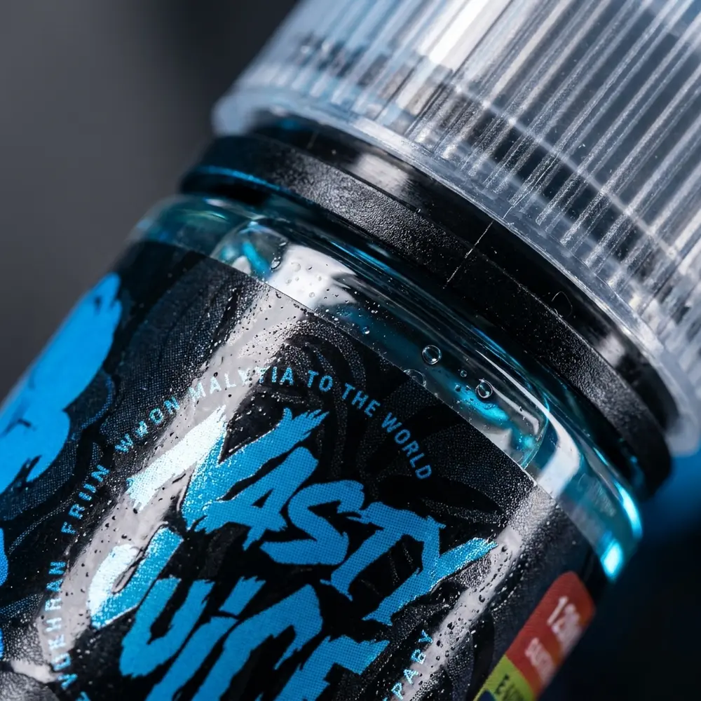 Macro do rótulo e bico da Nasty Juice Salt Blueberry com gotas de condensacao e textura do rótulo - Vapor Gringo