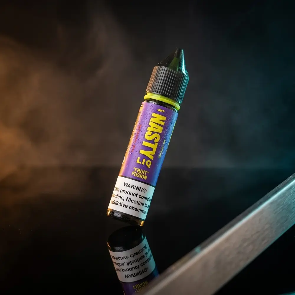 Frasco Liquido Nasty Juice Salt Fruit Fusion 30ml sobre acrilico preto molhado com luzes âmbar e ciano, condensação visível - Vapor Gringo