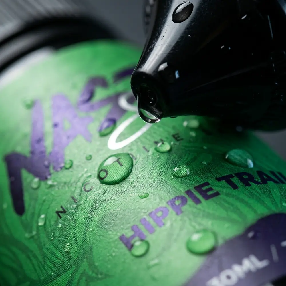 Close-up do rótulo Nasty Juice Salt Hippie Trail com gotas de condensação e detalhes do bocal do frasco. - Vapor Gringo