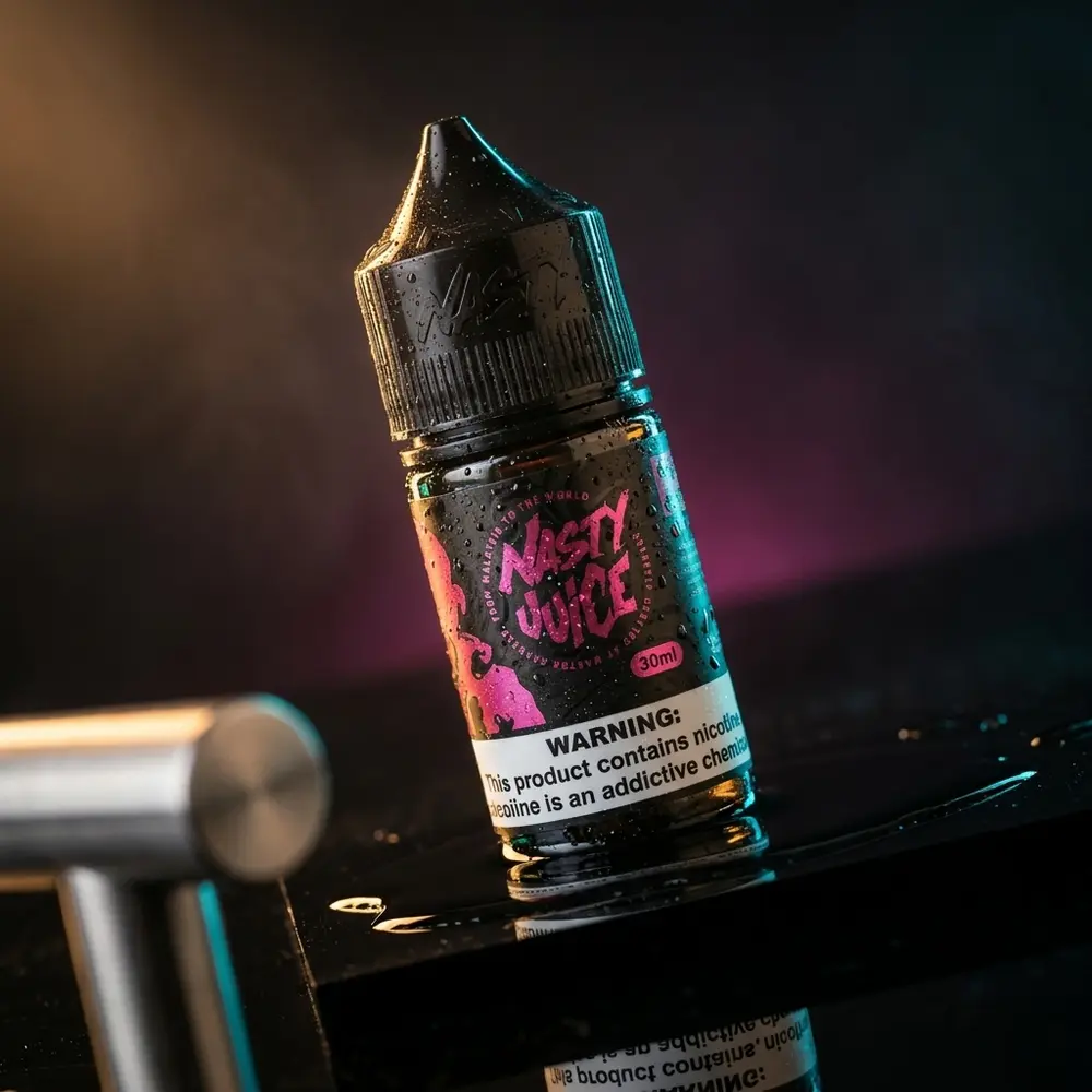 Garrafa Nasty Juice Salt Lychee 30ml sobre base acrílica preta com condensação e luzes neon azuis/rosas. - Vapor Gringo