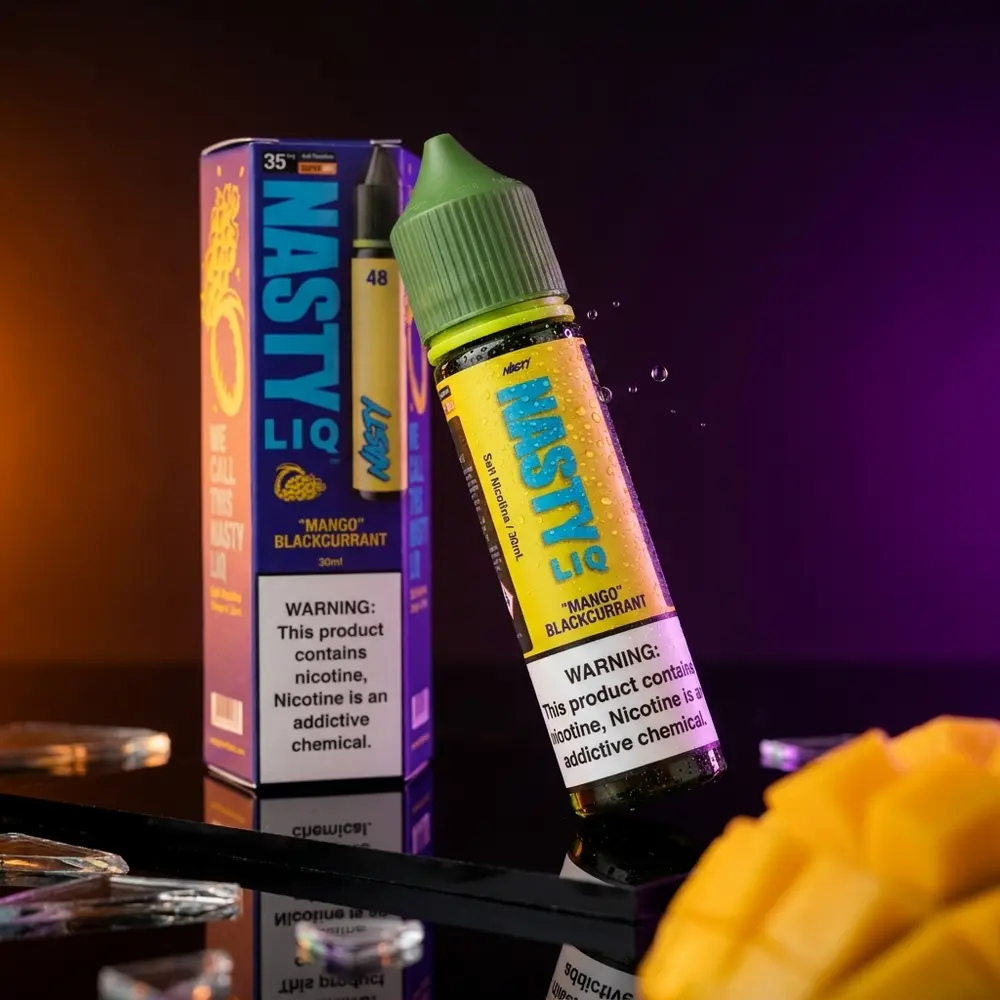 Garrafa Nasty Juice Salt Mango Blackcurrant sobre acrilico preto molhado, iluminação laranja e púrpura e gotas de condensação - Vapor Gringo
