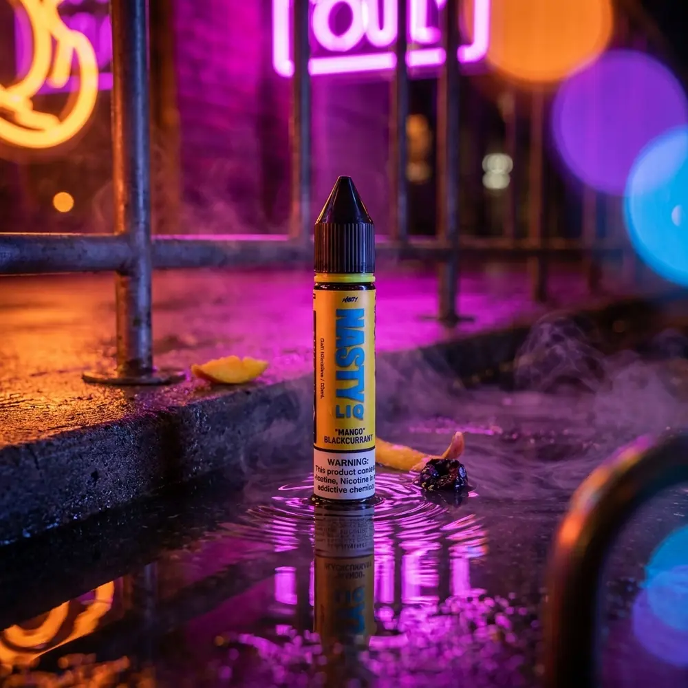 Garrafa Nasty Juice Salt Mango Blackcurrant em beiral urbano molhado com reflexos e luzes neon laranja e roxa ao fundo - Vapor Gringo