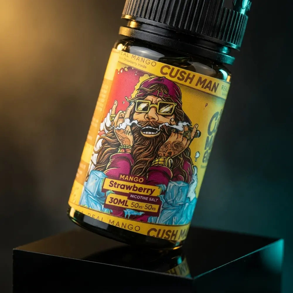 Frasco do Líquido Nasty Juice Salt Mango Strawberry em estúdio escuro sobre acrílico, iluminação quente e reflexos premium - Vapor Gringo