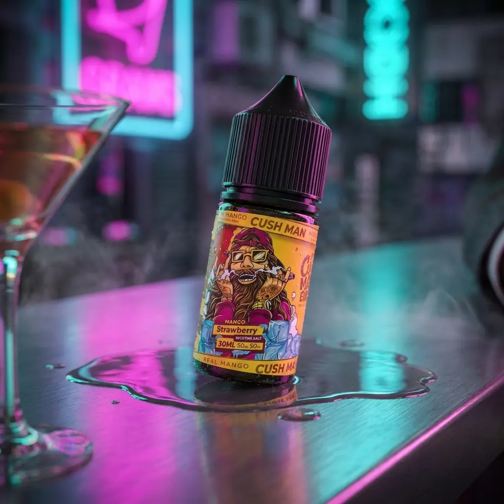 Frasco do Líquido Nasty Juice Salt Mango Strawberry sobre balcão molhado com luzes neon magenta e cyan ao fundo - Vapor Gringo