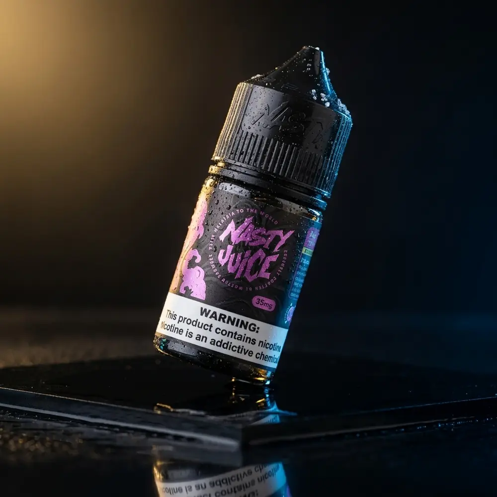 Garrafa Nasty Juice Salt Passion Fruit Ice com condensacao sobre base acrilica preta, luzes quentes e azul frio - Vapor Gringo