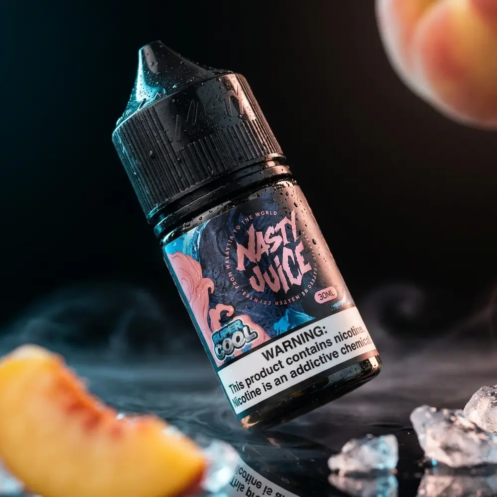 Frasco do Líquido Nasty Juice Salt Peach Ice sobre acrílico preto com reflexos e gotículas - Vapor Gringo