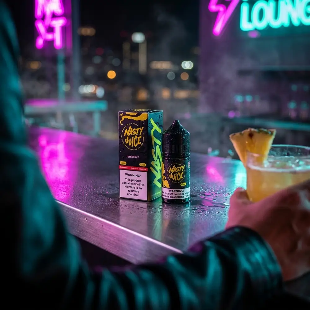 Líquido Nasty Juice Salt Pineapple em bar noturno com luzes neon, coquetel com abacaxi e reflexos molhados - Vapor Gringo