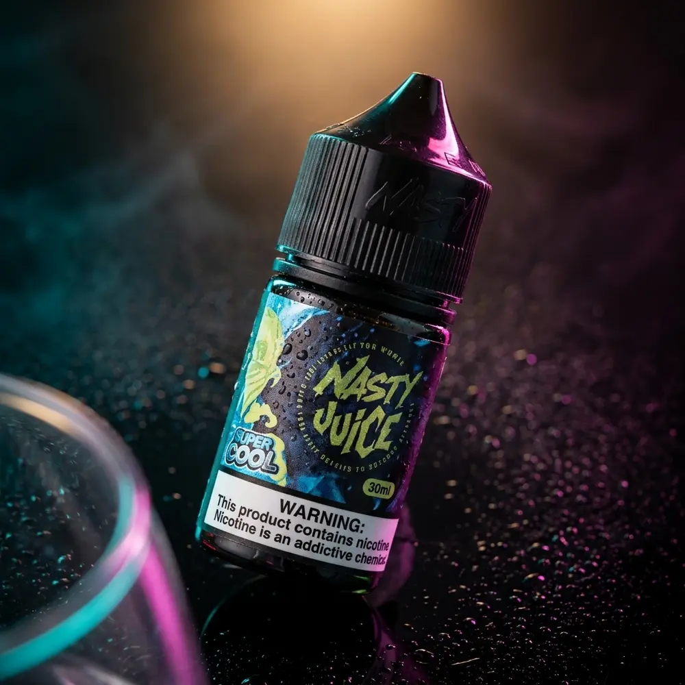 Garrafa de líquido Nasty Juice Salt Super Cool Guava Ice sobre acrílico preto molhado com luzes frias e reflexos - Vapor Gringo