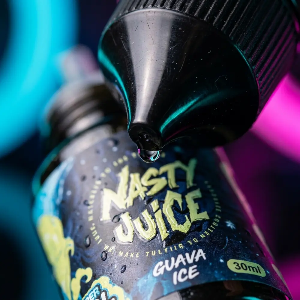 Close-up macro do bocal e rótulo do Nasty Juice Salt Guava Ice mostrando gotas, microtextura e reflexos - Vapor Gringo
