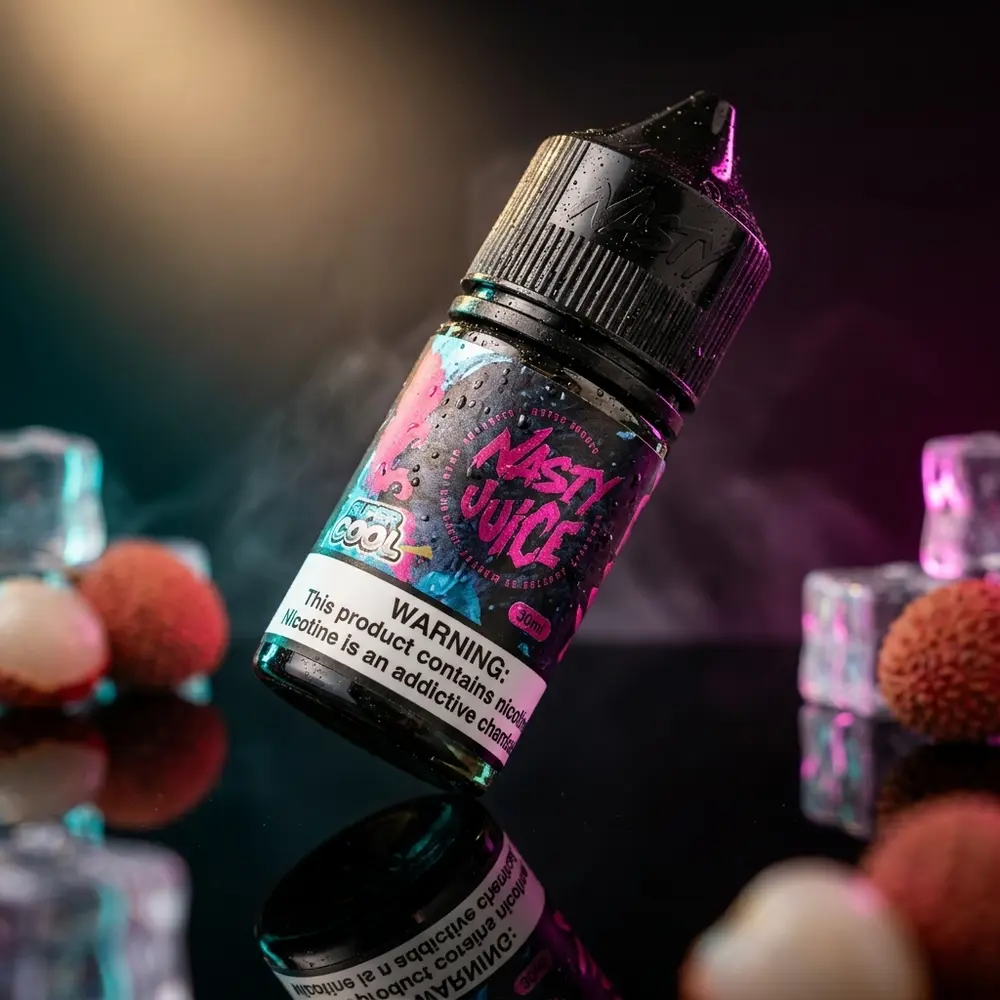 Frasco Nasty Juice Salt Lychee Ice 30ml em estúdio sobre acrilico preto com condensacao e luzes teal-magenta - Vapor Gringo