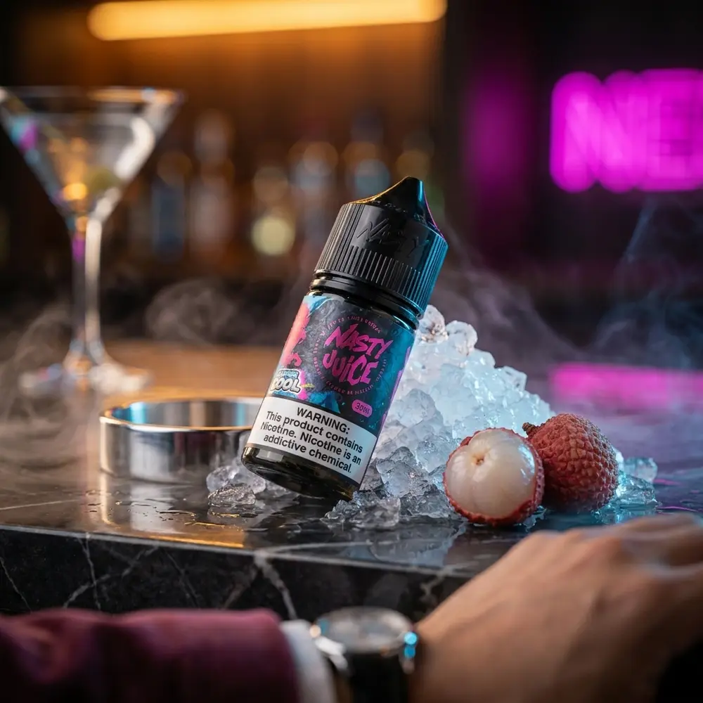 Frasco Nasty Juice Salt Lychee Ice sobre bar de marmore com gelo e lichia cortada em ambiente lounge - Vapor Gringo