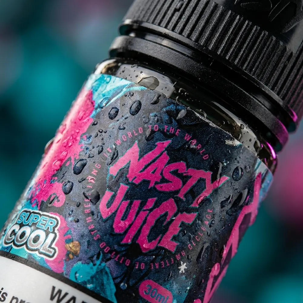 Close-up do rótulo Nasty Juice Salt Lychee Ice com goticulas de condensacao e detalhes metalicos do bico - Vapor Gringo
