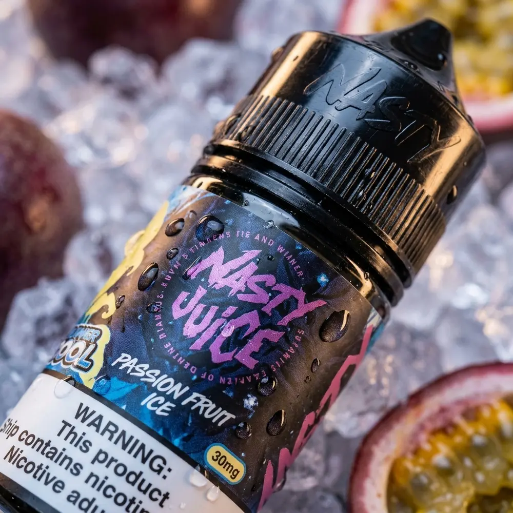 Detalhe do rótulo Nasty Juice Salt Super Cool Passion Fruit Ice com gotas de condensação no bico e acabamento metálico - Vapor Gringo