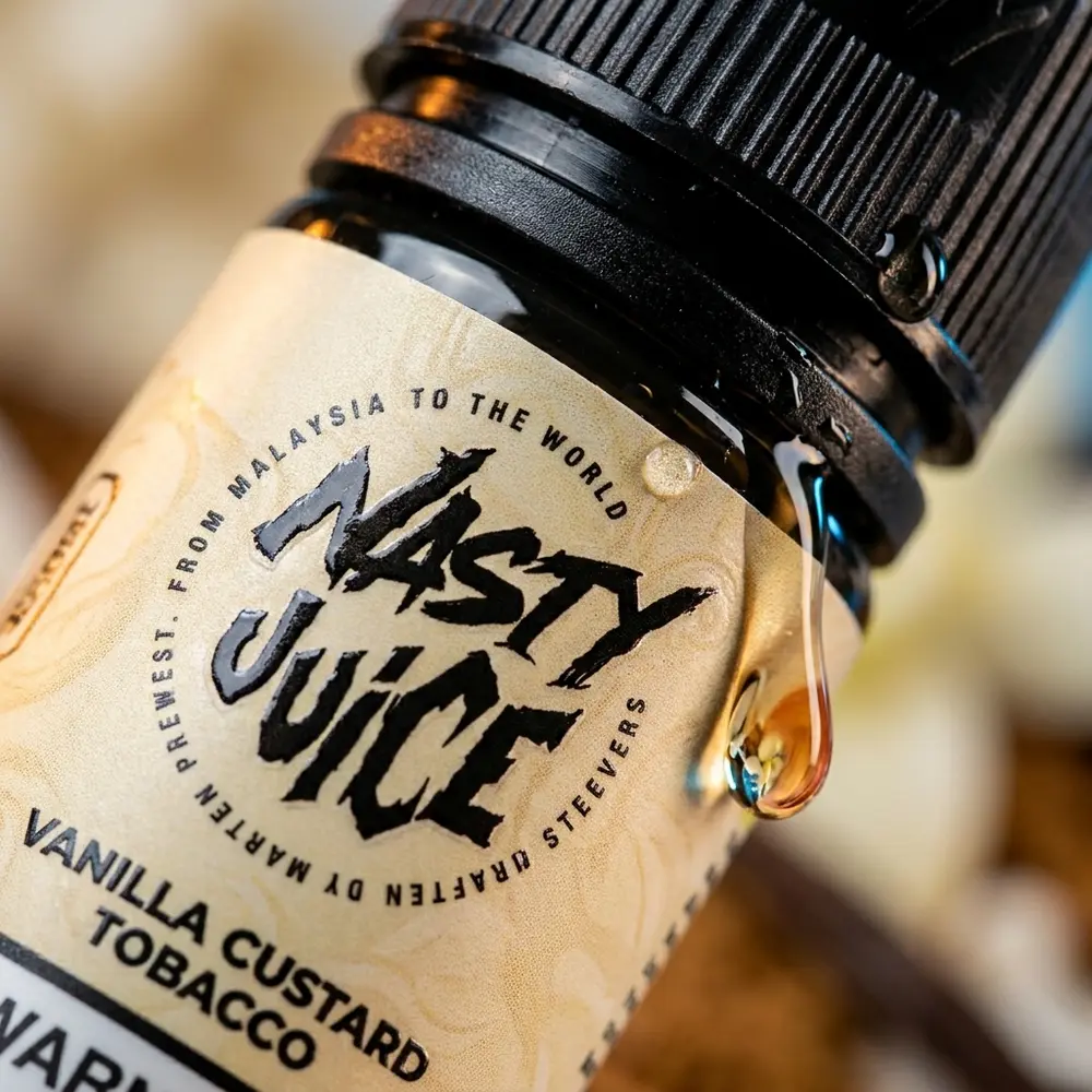 Detalhe do rótulo e bocal do Nasty Juice Salt Vanilla Custard Tobacco com condensação, gotas e reflexos - Vapor Gringo