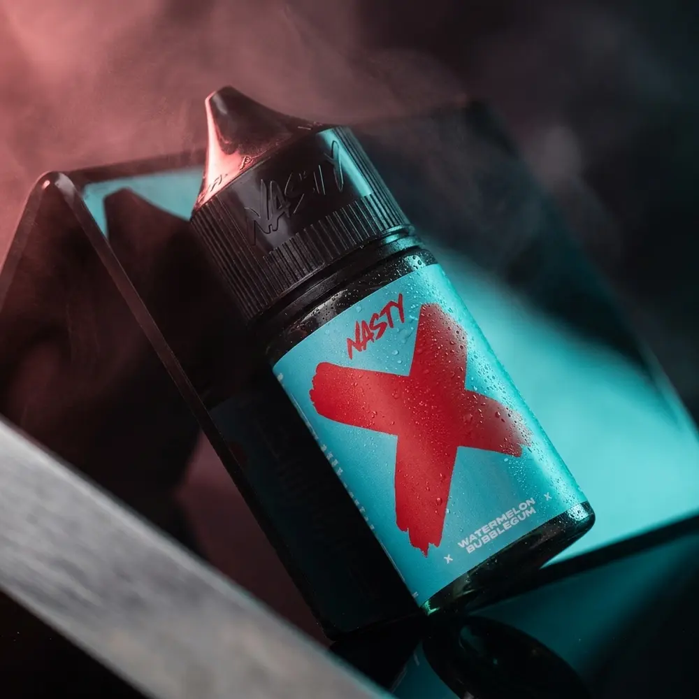 Frasco Nasty Juice Salt Watermelon Bubblegum 30ml sobre acrilico preto com condensacao e luzes rosa e azul, close cinematografico - Vapor Gringo