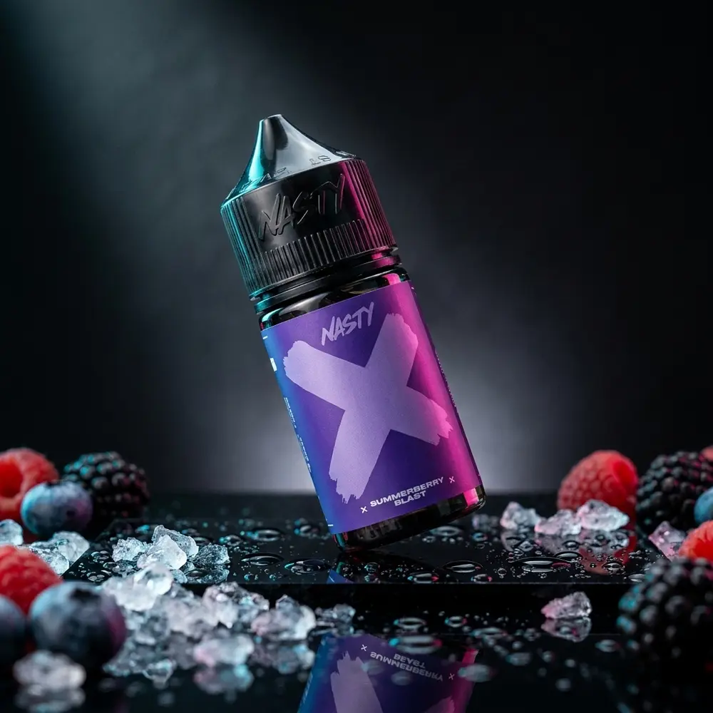 Garrafa do liquido Nasty Juice Salt Summerberry Blast em estúdio escuro com condensacao, luz magenta e reflexos acrilicos - Vapor Gringo