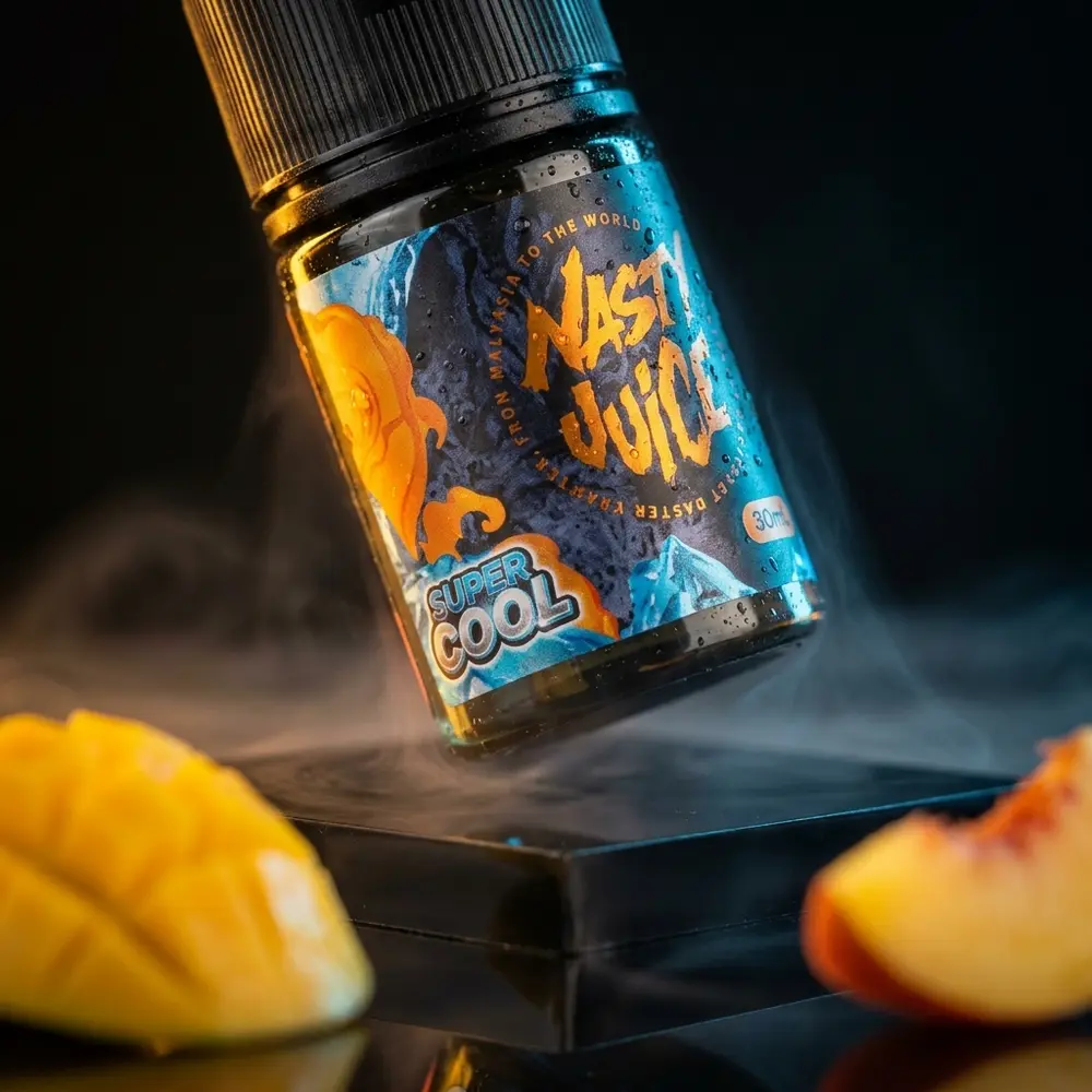 Frasco Nasty Juice Salt Super Cool Mango Peach Ice em close sobre base acrílica, iluminação quente e azul realçando o rótulo - Vapor Gringo
