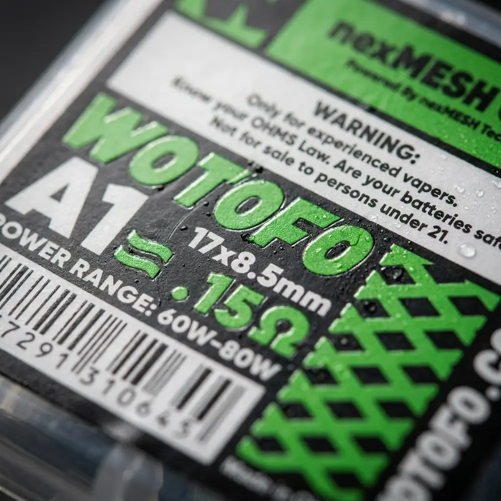 Detalhe macro do rótulo NexMesh Chill A1 0.15ohm Wotofo mostrando textura, tipografia e gotículas - Vapor Gringo
