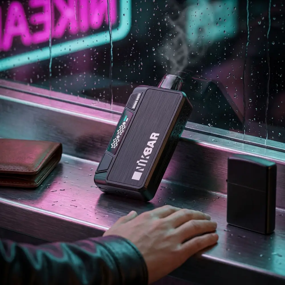 NikBar 30K apoiado num balcão metálico molhado em cenário urbano neon, reflexos RGB e chuva, atmosfera noturna sofisticada - Vapor Gringo