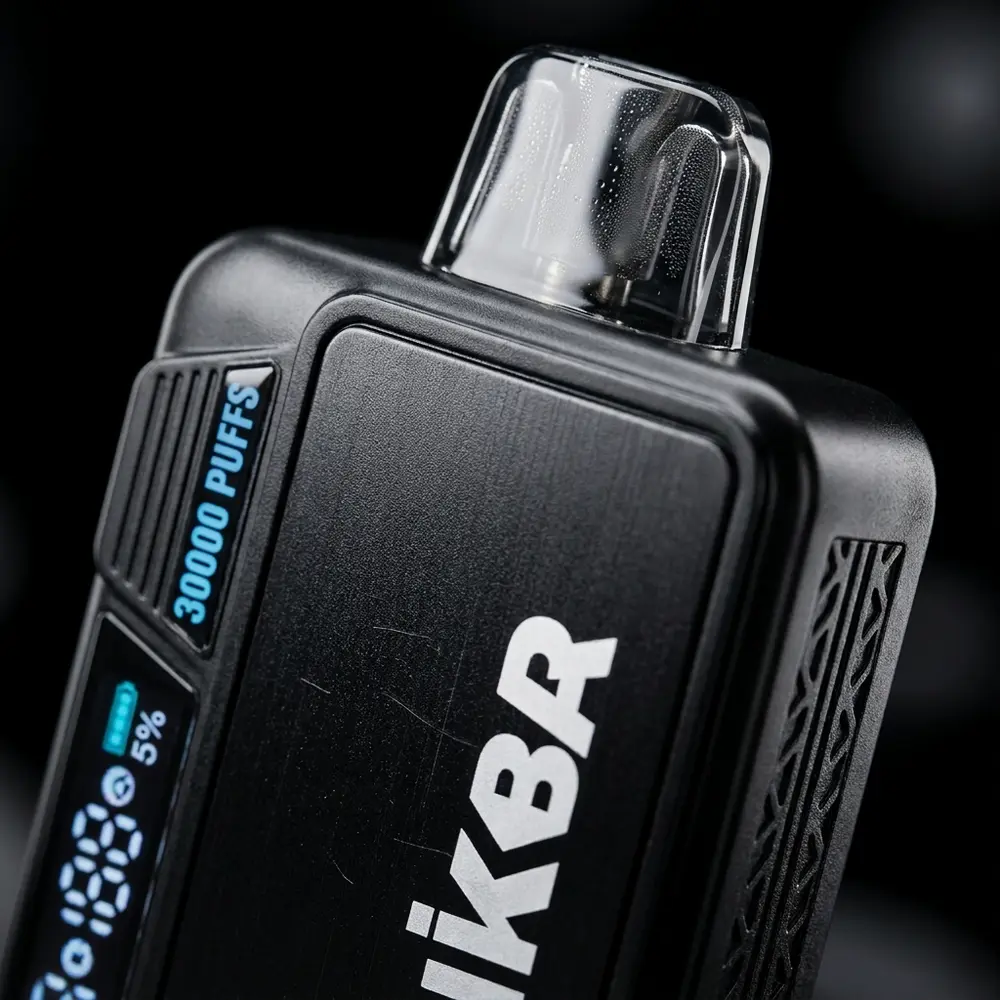 Detalhe macro do NikBar 30K mostrando bocal, textura metálica, gotas de condensação e a tela LCD com reflexos nítidos - Vapor Gringo