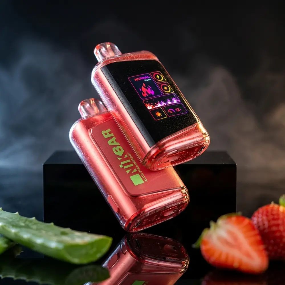Pod Descartável NikBar Aloe Strawberry em close sobre base acrílica preta, reflexos e folhas de aloe com morango desfocado - Vapor Gringo