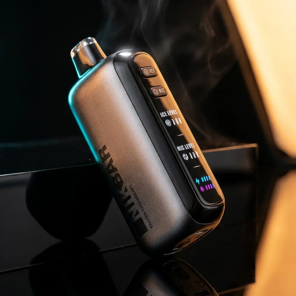 Pod descartavel NikBar Ice Baby 40.000 puffs sobre base acrilica preta com luzes azul e ambar, close cinematografico - Vapor Gringo