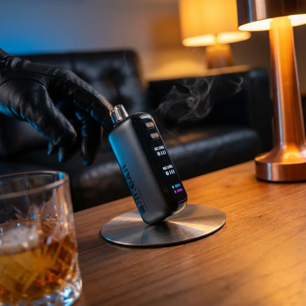 Pod NikBar Ice Baby 40.000 puffs apoiado num lounge luxuoso, vidro desfocado e luzes quentes no fundo - Vapor Gringo