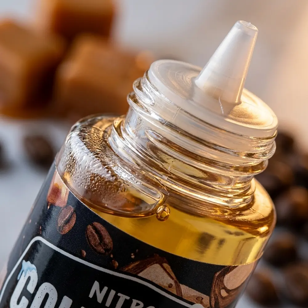 Detalhe da etiqueta e bocal da garrafa Nitro's Cold Brew Macchiato, vidro com gotas, reflexos e textura de caramelo - Vapor Gringo